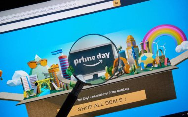 Montreal, Kanada - 16 Temmuz 2018: Amazon prime gün sayfa büyüteç altında resmi amazon sitesinde. Amazon Prime perakendecinin büyük Üyeler-sadece yaz Satılık Temmuz ayında her yıl günüdür.