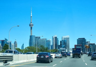 Toronto, Kanada - 15 Temmuz 2018: Cn Tower Toronto, Ontario, Kanada'da doğal görünümünü. CN Kulesi dünyanın 9 en yüksek müstakil yapı ve gözlem kulesi Downtown Toronto yer olduğunu.