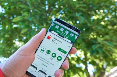 Toronto, Kanada - 15 Temmuz 2018: Yandex trenler Samsung s8 mobil app. Yandex N.V. Internet ile ilgili hizmetler ve ürünler konusunda uzmanlaşmış bir Rus çokuluslu kuruluştur.