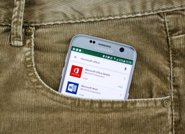 Montreal, Kanada - 10 Ekim 2017 Microsoft Office android uygulaması bir kot pantolon cebinde. Microsoft Office istemci yazılımı, sunucu yazılımı ve Hizmetleri Microsoft tarafından geliştirilen bir ailedir.