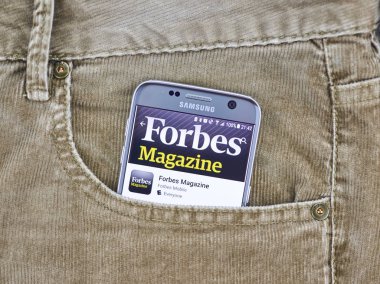 Montreal, Kanada - 10 Ağustos 2018: Forbes app bir kot pantolon cebinde cep telefonu ekranda. Forbes olduğunu bir Amerikan aile kontrollü iş dergisi finans, sanayi, makaleler ile yatırım