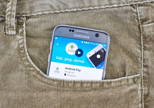 Montreal Canada Agosto 2018 Android Pay Cellphone Screen Jeans Pocket — Fotografia de Stock