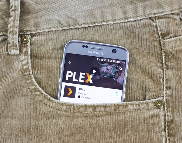 Монреаль Серпня 2018 Plex App Екрані Мобільного Телефону Кишеню Джинсів — стокове фото