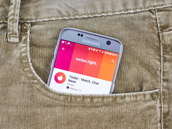 Montreal Kanada Augusti 2018 Tinder Appen Cellphone Skärmen Jeans Ficka — Stockfoto