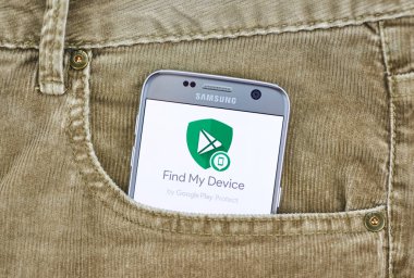 Montreal, Kanada - 10 Ağustos 2018: My Device bulmak app bir kot pantolon cebinde cep telefonu ekranda. Google bulmak My Device app yeni ve geliştirilmiş Android aygıt yöneticisidir.
