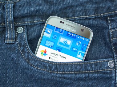 Montreal, Kanada - 8 Eylül 2018: Google Foto uygulaması Samsung s7 ekran üzerinde. Google Fotoğraflar Google tarafından geliştirilen bir fotoğraf paylaşım ve depolama hizmettir.