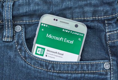 Montreal, Kanada - 8 Eylül 2018: Microsoft Windows, macos, Android ve iPhone OS platformlarına tarafından geliştirilen elektronik tabloyu Microsoft Excel Microsoft Excel mobil uygulama var. Bu hesaplama, araçları grafik özellikleri