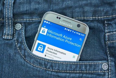 Montreal, Kanada - 8 Eylül 2018: Microsoft Azure bilgi koruma mobil uygulama Samsung s7 ekran üzerinde.