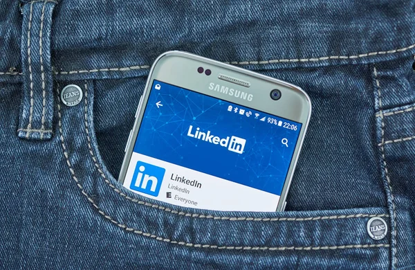 Montreal Canada Agosto 2018 Aplicativo Linkedin Uma Tela Celular Bolso — Fotografia de Stock