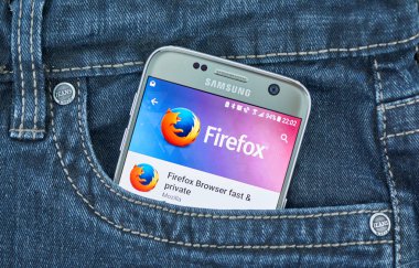 Montreal, Kanada - 8 Eylül 2018: Firefox Mobil tarayıcı. Mozilla Firefox Mozilla Vakfı ve onun yan kuruluşu, Mozilla Corporation tarafından geliştirilen bir ücretsiz ve açık kaynak web tarayıcıdır.
