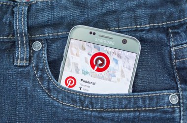 Montreal, Kanada - 8 Eylül 2018: Pinterest mobil uygulama. Bir web ve internet hakkında bilgi bulmak için tasarlanmış bir yazılım sisteminin çalışır mobil uygulama şirket Pinterest olduğunu