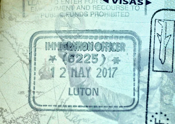 Montreal Kanada Września 2018 Oficer Imigracyjny Znaczek Kanadyjski Paszport Lotniska — Zdjęcie stockowe
