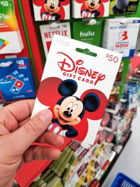 Plattsburgh, ABD - 10 Eylül 2018: Disney hediye kartı tutan bir adam. Walt Disney veya sadece Disney, değil bir Amerikan çeşitlendirilmiş çokuluslu kitle medya ve eğlence şirketi