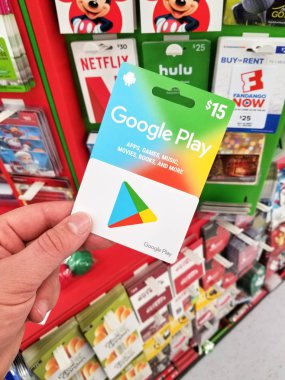 Plattsburgh, ABD - 10 Eylül 2018: Google hediye kartı tutan bir adam. Google Internet ile ilgili ürün ve hizmetleri konusunda uzmanlaşmış bir Amerikan teknoloji firmasıdır.