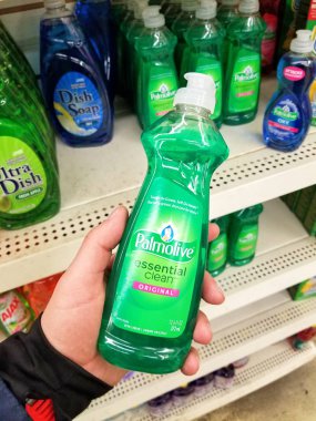 Plattsburgh, ABD - 10 Eylül 2018: Palmolive temizlik maddesi tutan bir adam. bir temizlik ürünü ve ilgili temizlik ürünleri markası.