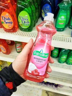 Plattsburgh, ABD - 10 Eylül 2018: Palmolive temizlik maddesi tutan bir adam. bir temizlik ürünü ve ilgili temizlik ürünleri markası.