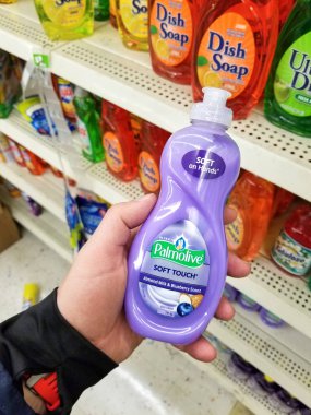 Plattsburgh, ABD - 10 Eylül 2018: Palmolive temizlik maddesi tutan bir adam. bir temizlik ürünü ve ilgili temizlik ürünleri markası.