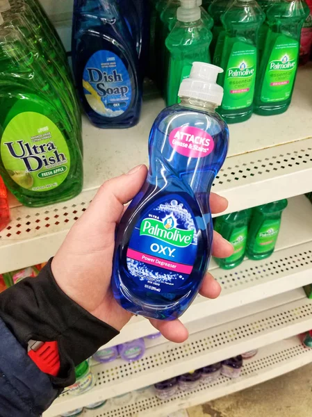 Plattsburgh, ABD - 10 Eylül 2018: Palmolive temizlik maddesi tutan bir adam. bir temizlik ürünü ve ilgili temizlik ürünleri markası.