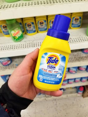 Plattsburgh, ABD - 10 Eylül 2018: bir gelgit temizlik maddesi tutan bir adam. Gelgit bir temizlik ürünü ve ilgili temizlik ürünleri markası olduğunu.