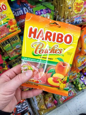 Plattsburgh, ABD - 10 Eylül 2018: Haribo şeftali paketi tutan bir adam. Haribo bir Alman şekerlemeler şirketidir