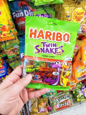 Plattsburgh, ABD - 10 Eylül 2018: Haribo ikiz yılan paketi tutan bir adam. Haribo bir Alman şekerlemeler şirketidir