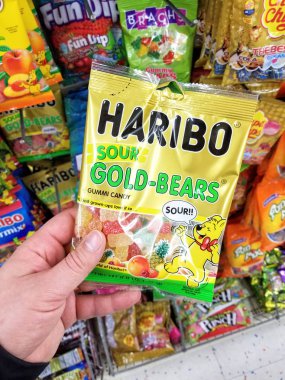 Plattsburgh, ABD - 10 Eylül 2018: Ekşi Haribo altın ayılar tutan bir adam. Haribo bir Alman şekerlemeler şirketidir
