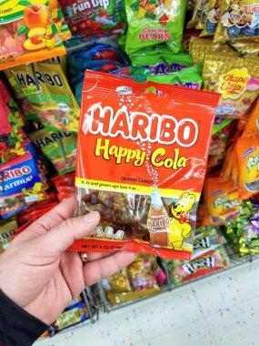 Plattsburgh, ABD - 10 Eylül 2018: Haribo mutlu Cola tutan bir adam. Haribo bir Alman şekerlemeler şirketidir