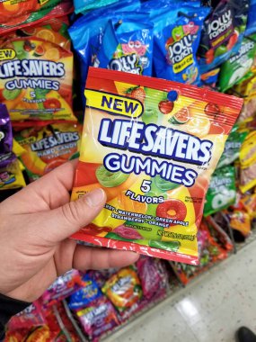 Plattsburgh, ABD - 10 Eylül 2018: Hayat koruyucular Gummies paketi tutan bir adam. Hayat zor şeker halka şeklinde bir Amerikan markası olan.
