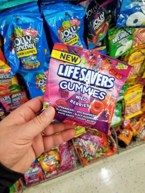 Plattsburgh, ABD - 10 Eylül 2018: Hayat koruyucular Gummies paketi tutan bir adam. Hayat zor şeker halka şeklinde bir Amerikan markası olan.