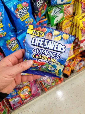 Plattsburgh, ABD - 10 Eylül 2018: Hayat koruyucular Gummies paketi tutan bir adam. Hayat zor şeker halka şeklinde bir Amerikan markası olan.