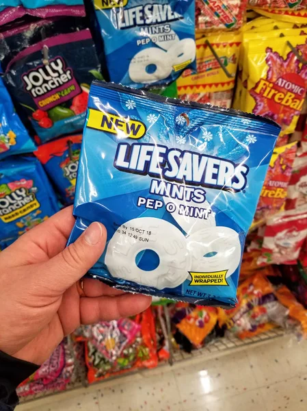 Plattsburgh Septiembre 2018 Hombre Sosteniendo Paquete Life Savers Mints Life — Foto de Stock