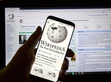 Montreal, Kanada - 13 Eylül 2018: Samsung S8 smartphone Wikipedia app. Wikipedia ile tutan bir el bir çok dilde, web tabanlı, ücretsiz ansiklopedi açıkça düzenlenebilir içerik bir modelini temel alır