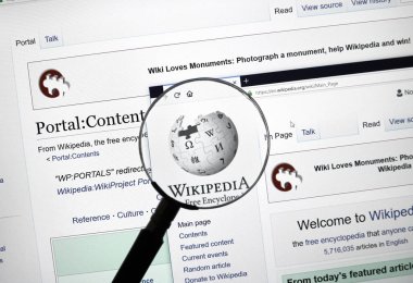 Montreal, Kanada - 13 Eylül 2018: Wikipedia giriş sayfası büyüteç altında. Açıkça düzenlenebilir içerik modelini temel alan bir çok dilde, web tabanlı, ücretsiz ansiklopedi Vikipedi sürümüdür