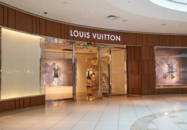 Aventura, Amerika Birleşik Devletleri - 23 Ağustos 2018: Louis Vuitton ünlü butik Aventura alışveriş merkezinde. Louis Vuitton 1854 yılında Louis Vuitton tarafından kurulan bir Fransız moda evi ve lüks perakende şirketidir