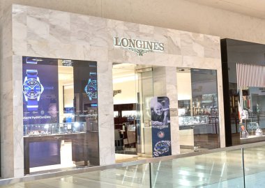 Aventura, Amerika Birleşik Devletleri - 23 Ağustos 2018: Longines ünlü butik Aventura alışveriş merkezinde. Longines Auguste Agassiz tarafından kurulan bir İsviçreli lüks saat tamircisi olduğunu