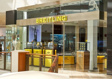 Aventura, Amerika Birleşik Devletleri - 23 Ağustos 2018: Breitling ünlü butik Aventura alışveriş merkezinde. Bir İsviçreli Lüks saatçi İsviçre tabanlı ve Leon Breitling tarafından kurulan Breitling edilmiştir