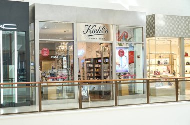 Aventura, Amerika Birleşik Devletleri - 23 Ağustos 2018: Kiehl'ın ünlü butik Aventura alışveriş merkezinde. Kiehl's premium vücut bakım ürünlerinde uzmanlaşmış bir Amerikan kozmetik markası perakendeci olduğunu