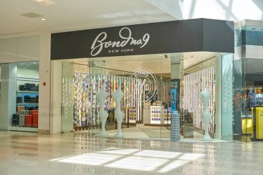 Aventura, Amerika Birleşik Devletleri - 23 Ağustos 2018: Bond No. 9 ünlü butik Aventura alışveriş merkezinde. Bond No. 9 Laurice Rahme tarafından başlatılan bir Amerikan parfüm ev.