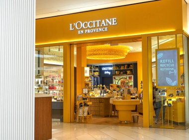 Aventura, Amerika Birleşik Devletleri - 23 Ağustos 2018: L'Occitane ünlü butik Aventura alışveriş merkezinde. L'Occitane en Provence vücut, yüz ve kokuları bir uluslararası perakende dır