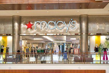 Aventura, Amerika Birleşik Devletleri - 23 Ağustos 2018: Macy's ünlü mağaza Aventura alışveriş merkezinde. Macy's Rowland Hussey Macy tarafından kurulmuş bir Amerikan mağaza zinciri olduğunu