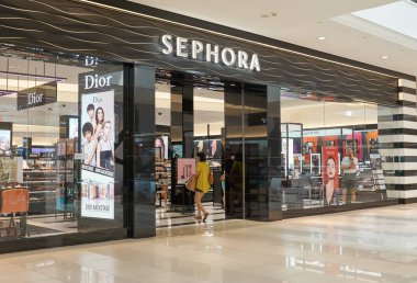 Aventura, Amerika Birleşik Devletleri - 23 Ağustos 2018: Sephora ünlü butik Aventura alışveriş merkezinde. Sephora bir Fransız çokuluslu kişisel bakım ve 1969 yılında Paris'te kurulan güzellik mağazalar zinciridir.