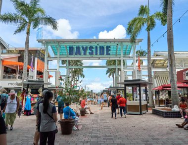 Miami, Amerika Birleşik Devletleri - 22 Ağustos 2018: Miami Bayside Market işareti. Bayside Pazar iki katlı açık hava alışveriş merkezi Downtown Miami bölgesinde yer olduğunu