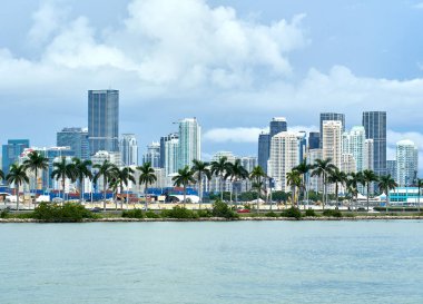 Miami, Amerika Birleşik Devletleri - 22 Ağustos 2018: Miami doğal görünüm ve bulutlu bir günde şehir manzarası.