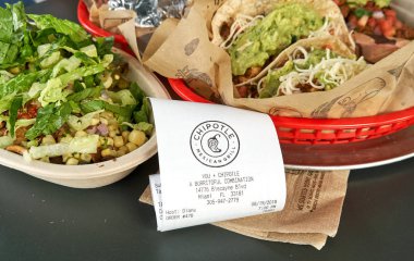 Miami, Amerika Birleşik Devletleri - 22 Ağustos 2018: İsot plaka ve giriş. Chipotle Restoran logosunu görmeniz gerekir. Chipotle Mexican Grill hızlı sıradan bir Amerikan zinciri olduğunu