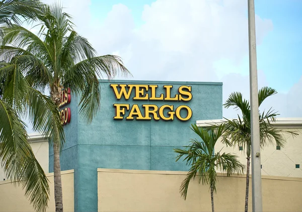 Miami Usa August 2018 Wells Fargo Skyscraper Logo Miami Florida — Stock Photo, Image