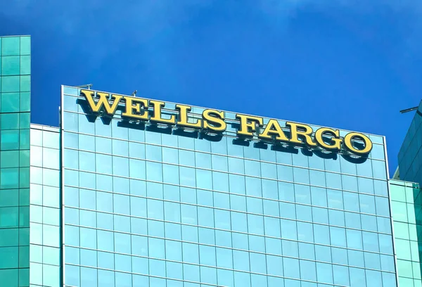 Миами Сша Августа 2018 Года Небоскреб Логотип Wells Fargo Майами — стоковое фото
