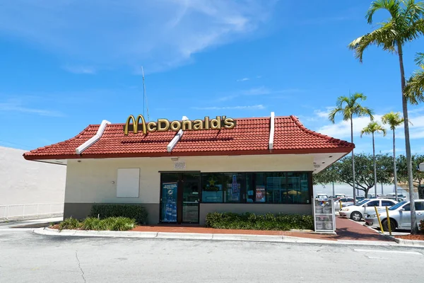 Miami Usa August 2018 Mcdonalds Restaurant Und Logo Miami Mcdonald — Stockfoto