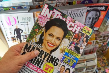 Miami, Amerika Birleşik Devletleri - 22 Ağustos 2018: In Touch Dergisi Dergi yığınının üzerinde bir el. Bağlantıda bir Amerikan popüler haftalık ünlü dedikodu dergisi