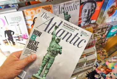 Miami, Amerika Birleşik Devletleri - 22 Ağustos 2018: Atlantic Dergisi Dergi yığınının üzerinde bir el. Atlantik popüler bir Amerikan dergisi ve çoklu platform yayıncı olduğunu.