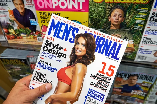 Miami Usa August 2018 Men Journal Magazine Hand Men Journal — Stock Photo, Image
